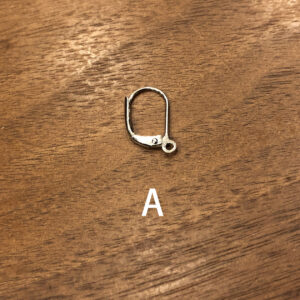 〔A〕付け外しのしやすいフレンチフックに変更 (+¥0) *この金具はシルバーのみの為、黒の紐でも金具が全てシルバーになります 　　→〔A〕の金具 (フレンチフック)は、低アレルギー素材のニッケルフリー ＊全ての人にアレルギーが起きないとは限りません