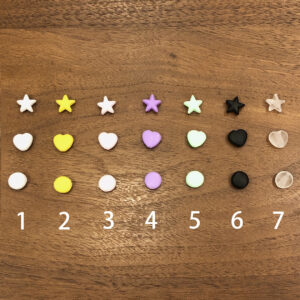 1.ホワイト 2.イエロー 3.ペールピンク 4.パープル 5.ペールグリーン 6.ブラック 7.クリア よりお選びいただけます。 形は、丸、星、ハートよりお選びいただけます。